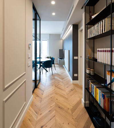 Couloir rénové avec parquet en point de Hongrie et verrière